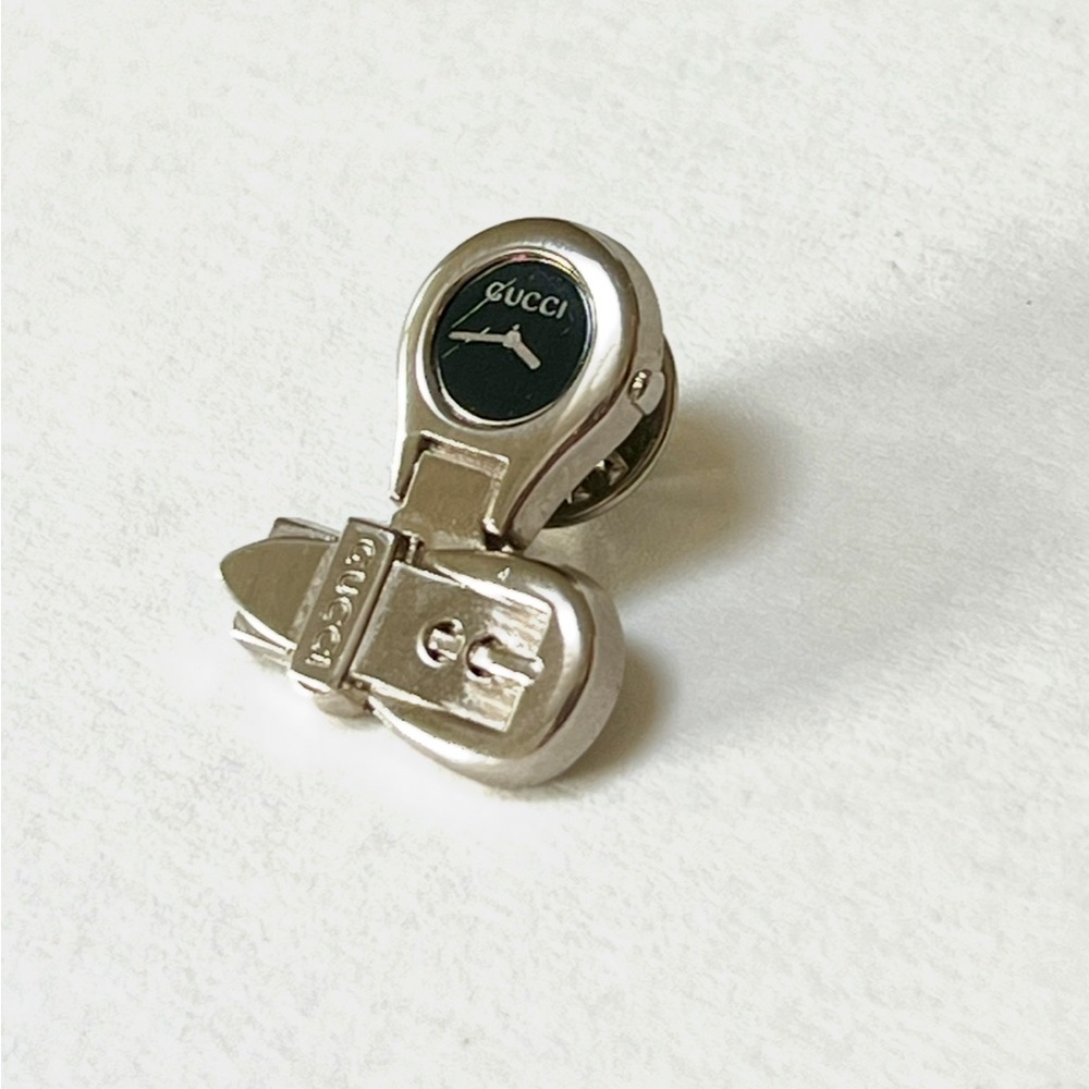 Gucci Silver pin or brooch with watch details. - Picture 5 of 10